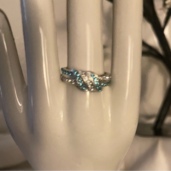 A beautiful blue & white diamond ring - Picture 3 of 4